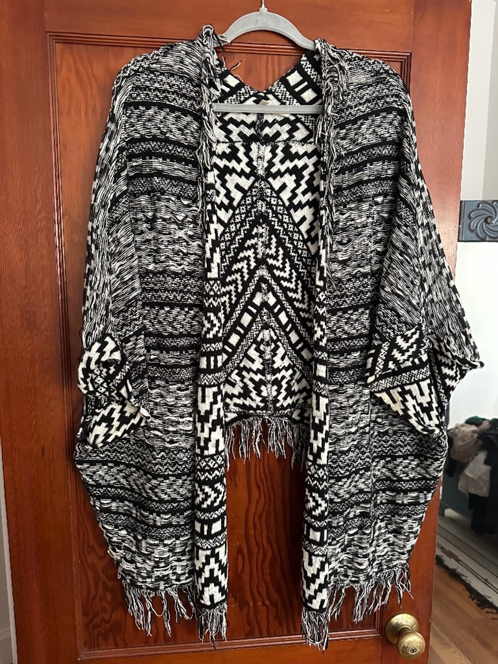 Anthropologie black/white shawl/cape size L